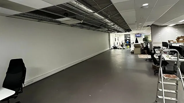 Kontorlokale med åpen takrenovering.